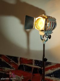 Faro da teatro vintage originale IFF azzurro e rosso con treppiede, anni '60 – miniatura 4