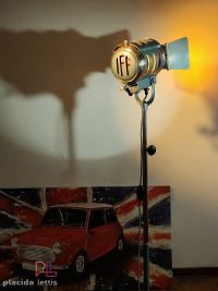 Faro da teatro vintage originale IFF azzurro e rosso con treppiede, anni '60 – miniatura 13