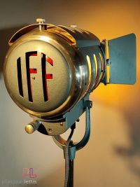 Faro da teatro vintage originale IFF azzurro e rosso con treppiede, anni '60 – miniatura 3