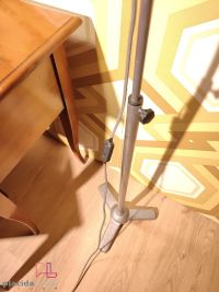 Una luce da lettura industriale, su solido treppiede – miniatura 13