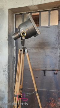 Faro da teatro vintage originale grigio martellato su cavalletto in legno – miniatura 5