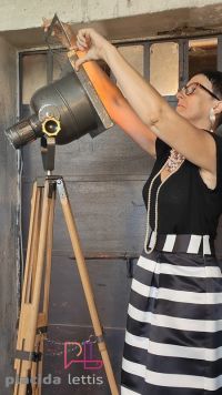 Faro da teatro vintage originale grigio martellato su cavalletto in legno – miniatura 6