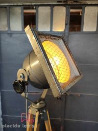Faro da teatro vintage originale grigio martellato su cavalletto in legno – miniatura 7