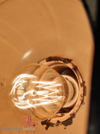 Faro da teatro vintage originale grigio martellato su cavalletto in legno – miniatura 19