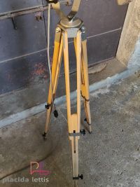 Faro da teatro vintage originale grigio martellato su cavalletto in legno – miniatura 15