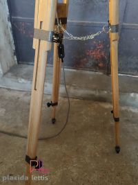 Faro da teatro vintage originale grigio martellato su cavalletto in legno – miniatura 16