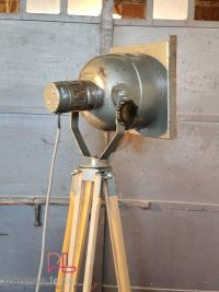 Faro da teatro vintage originale grigio martellato su cavalletto in legno – miniatura 12