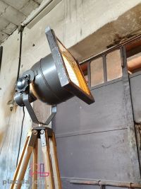 Faro da teatro vintage originale grigio martellato su cavalletto in legno – miniatura 14