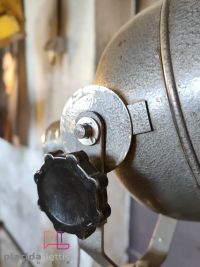 Faro da teatro vintage originale grigio martellato su cavalletto in legno – miniatura 21