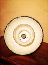 Lampada industriale anni  '60 con cupola in vetro opalino bianco – miniatura 3