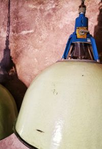 Lampada industriale di dimensione XXL con smalto originale verde chiaro e bianco all'interno – miniatura 10