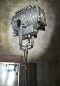 Spotlight vintage originale con lente di Fresnel convessa, URSS anni '80 – miniatura 9