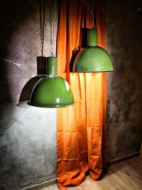 Lampada industriale anni'60 - Colore verde brillante e bianco all'interno – miniatura 2