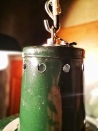 Lampada industriale con splendida boule in vetro opalino. – miniatura 11