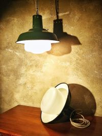 Lampada industriale con splendida boule in vetro opalino. – miniatura 16