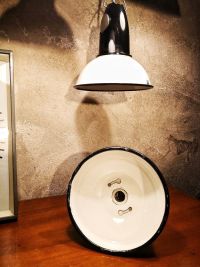 Small original vintage pendant light in white with black rim, 1970s – thumbnail 11