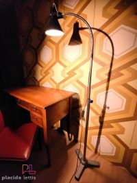 Una luce da lettura industriale, su solido treppiede – miniatura 2