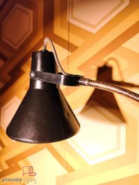 Una luce da lettura industriale, su solido treppiede – miniatura 7