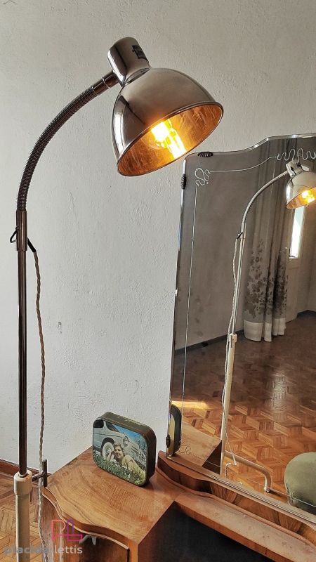 Lampada da terra vintage originale medica con cupola cromata, anni '60
