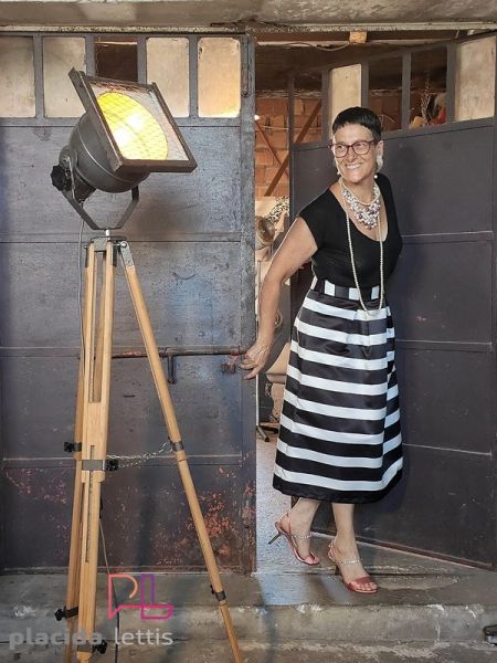 Faro da teatro vintage originale grigio martellato su cavalletto in legno