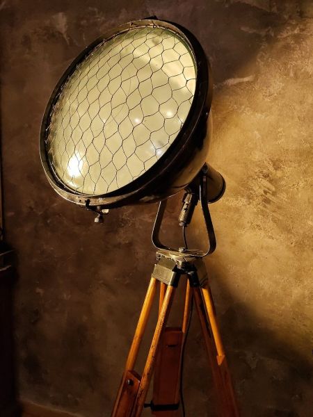 Faro vintage originale Bauhaus su treppiede con griglia esagonale, 1960