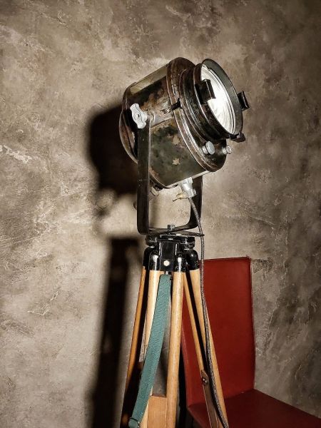 Spotlight da cinema vintage A.E. Cremer Paris su treppiede, Francia anni '50