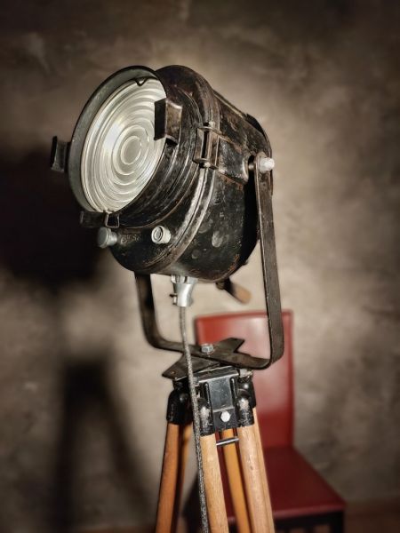 Spotlight da cinema vintage A.E. Cremer Paris su treppiede, Francia anni '50