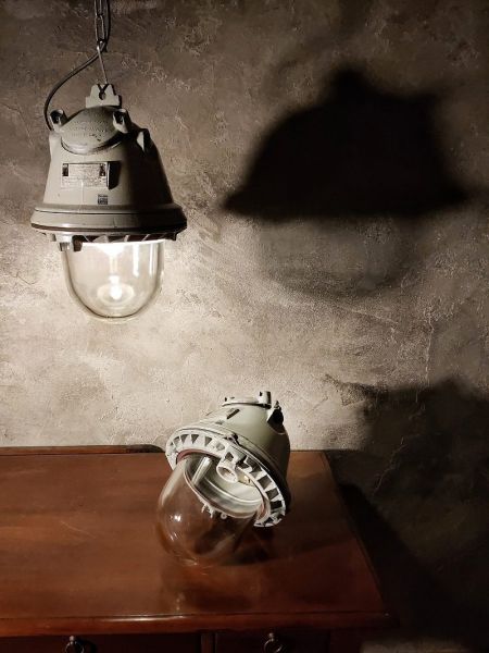 Lampada a sospensione vintage originale da bunker, DDR anni '80