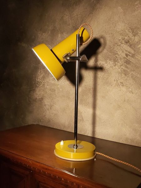 Lampada industriale da scrivania dal colore decisamente vivace!