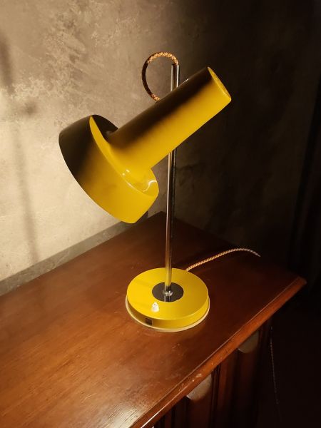 Lampada industriale da scrivania dal colore decisamente vivace!