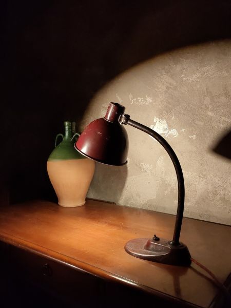 Una lampada industriale da scrivania ungherese, anni 60.