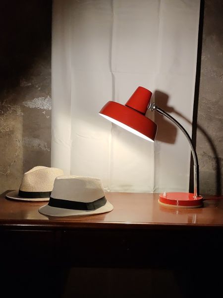 Lampada da scrivania vintage originale in smalto rosso, Ungheria anni '60