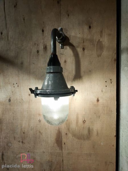 Piccole lampade industriali da parete, con vetro.