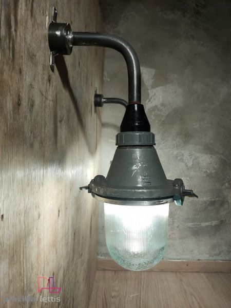 Piccole lampade industriali da parete, con vetro.