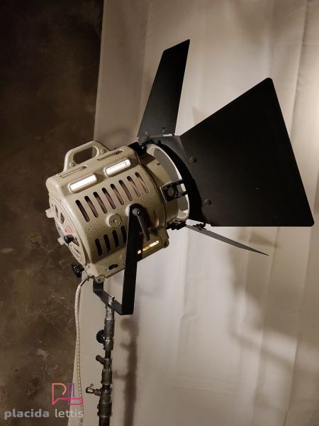 Arri, dal 1917 produttrice di luci per il cinema. Iconico, senza tempo!