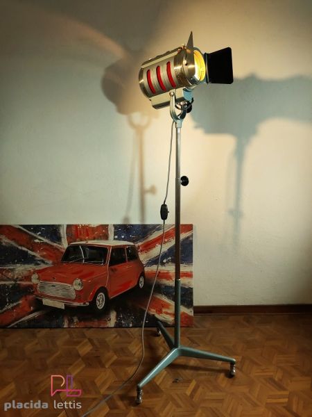 Faro da teatro vintage originale IFF azzurro e rosso con treppiede, anni '60