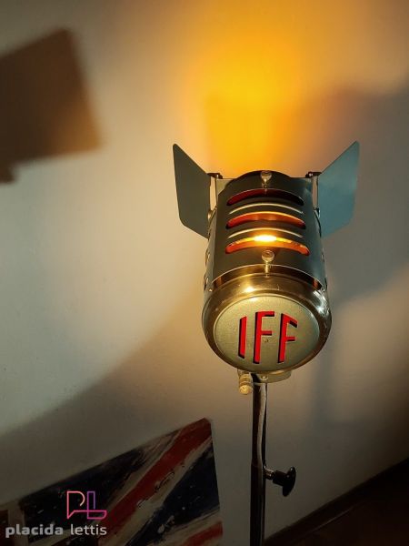 Faro da teatro vintage originale IFF azzurro e rosso con treppiede, anni '60