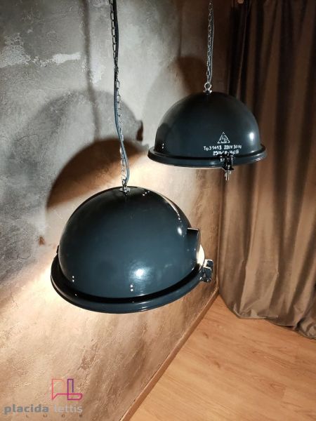 Due perfette mezze sfere, lampade industriali sorprendenti!