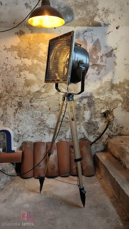 Faro da teatro vintage originale nero martellato con ottone, Italia