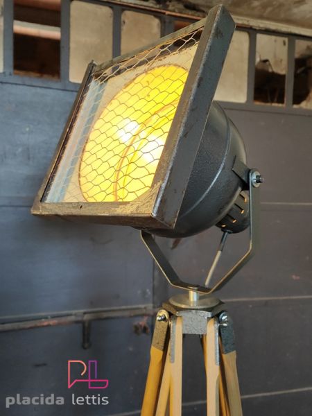 Faro da teatro vintage originale grigio martellato su cavalletto in legno