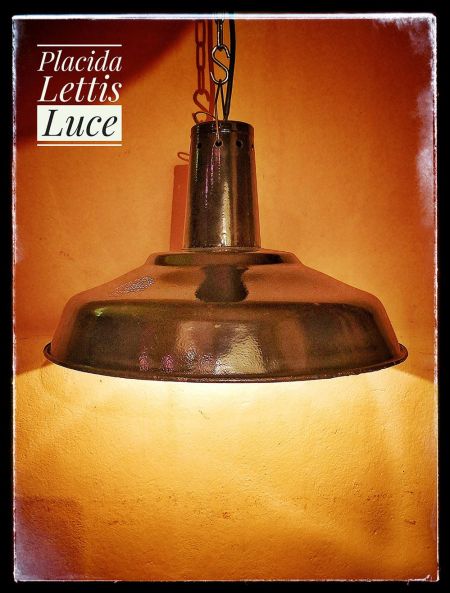 Bellissima, classica lampada industriale, colore marrone scuro.