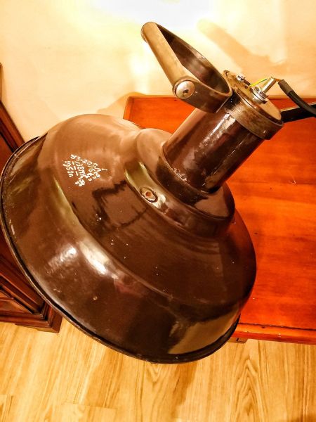 Lampada industriale con soffietto, prodotta anni '60 - Colore marrone scuro, bianco all'interno