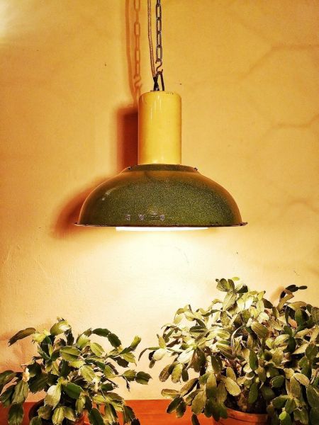 Lampada industriale anni  '60 con cupola in vetro opalino bianco