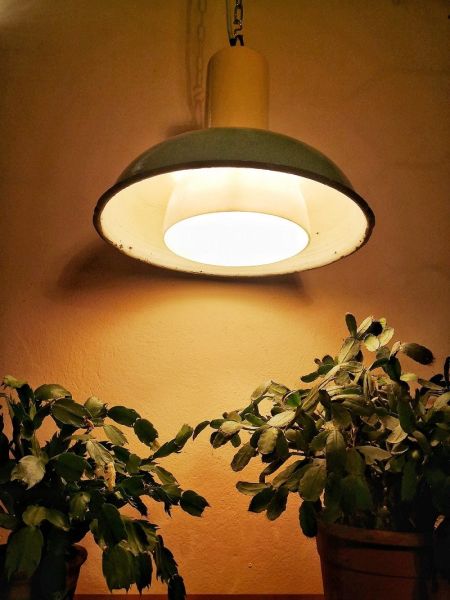 Lampada industriale anni  '60 con cupola in vetro opalino bianco
