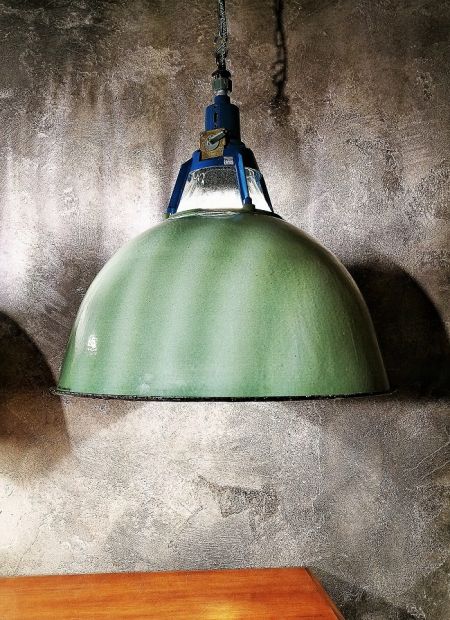Lampada industriale di dimensione XXL con smalto originale verde chiaro e bianco all'interno