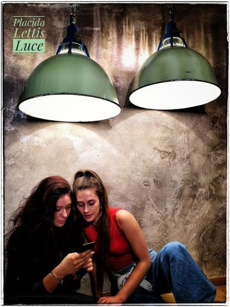Lampada industriale di dimensione XXL con smalto originale verde chiaro e bianco all'interno