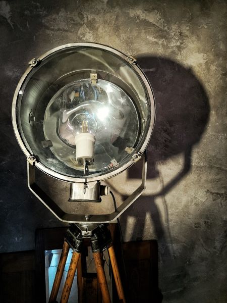 Lampada con treppiede vintage originale in metallo spazzolato, anni '80