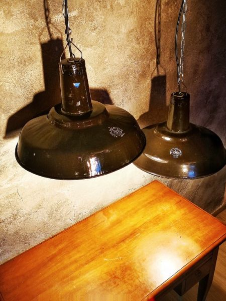Bellissima, classica lampada industriale, colore marrone scuro.