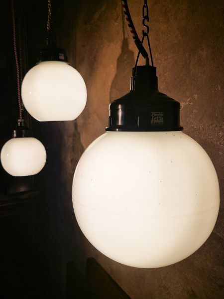 Lampada a sospensione vintage originale con boule opalina, URSS anni '70