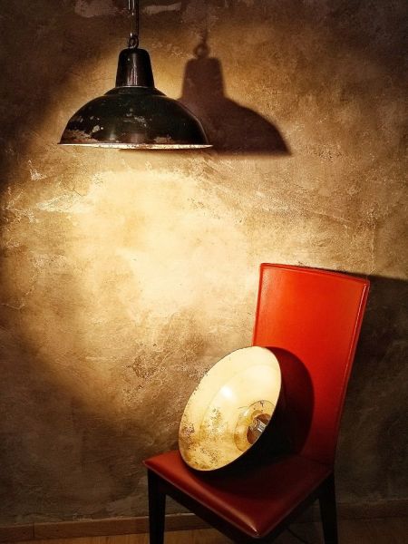 Lampada a sospensione vintage originale nera con patina, Polonia anni '30